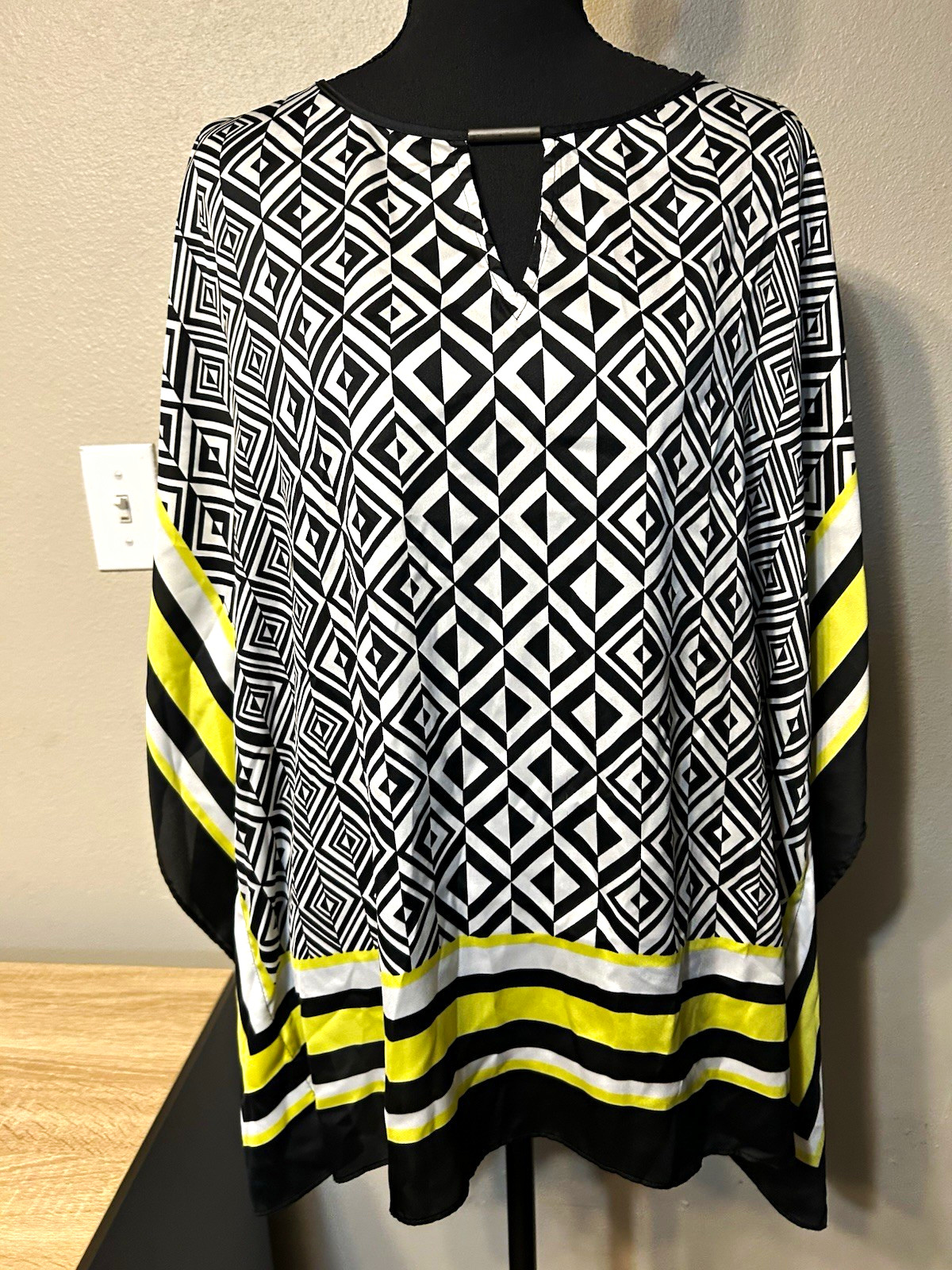 Dana Buchman Women’s L Geometric Tunic Top Black White Yellow Batwing Blouse