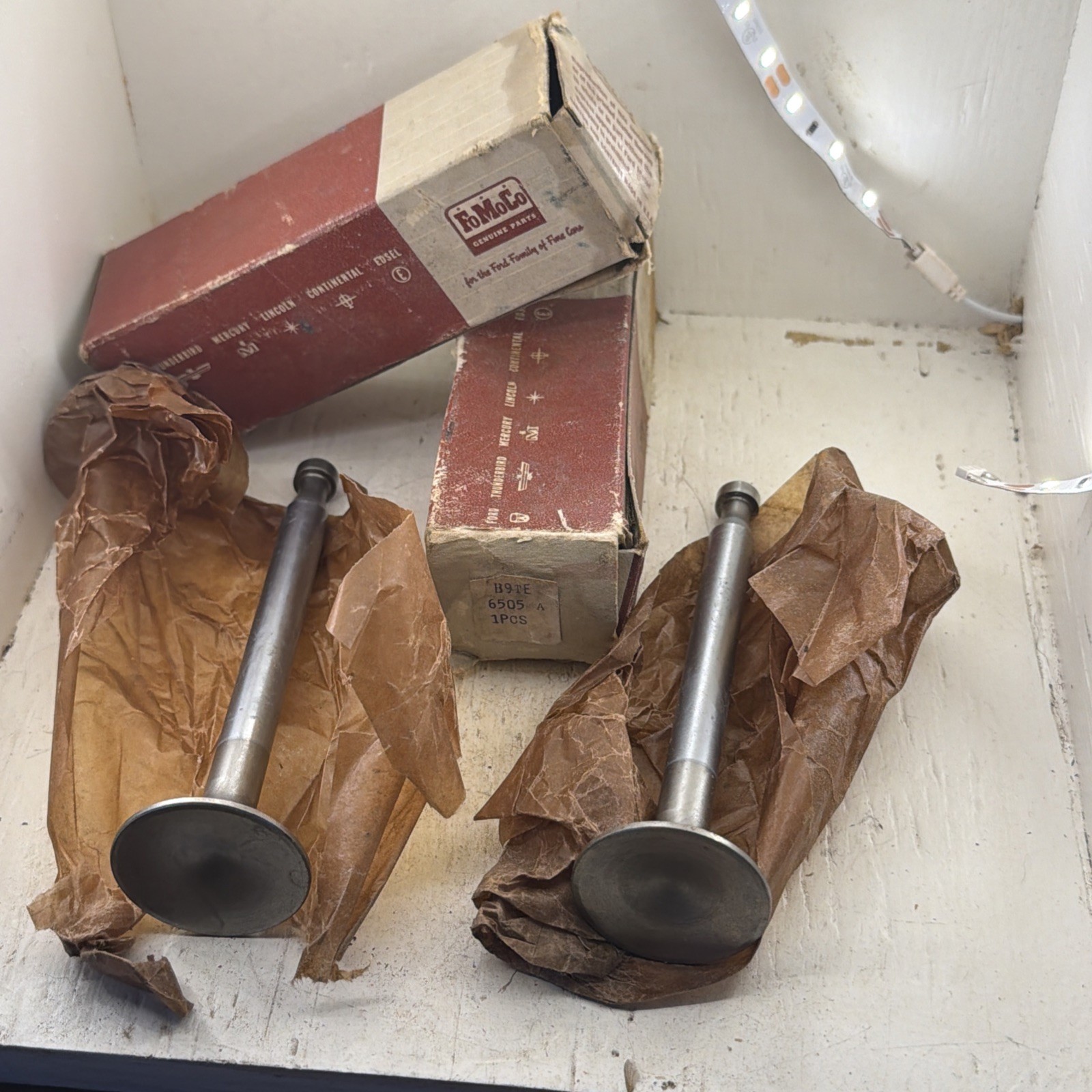 LOT Of 2 New NOS OEM 1956-1963 Ford Truck 302 332 Std ENGINE EXHAUST VALVES LOT Of 2 New NOS OEM 1956-1963 Ford Truck 302 332 Std ENGINE EXHAUST VALVES