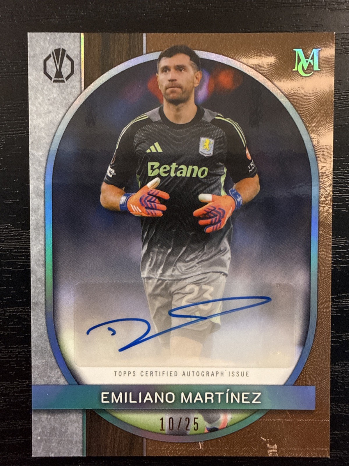 2025-26 Topps Museum UEFA Emiliano Martinez Archival Auto Blue Topaz /25 #AA-EM