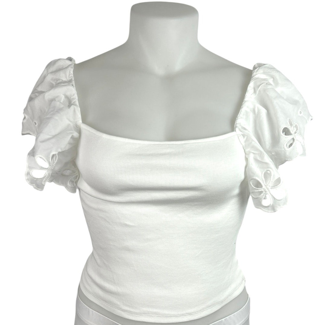 NEW H&M White Ribbed Knit Flutter Sleeve Floral Embroidered Blouse Top Size XL NEW H&M White Ribbed Knit Flutter Sleeve Floral Embroidered Blouse Top Size XL