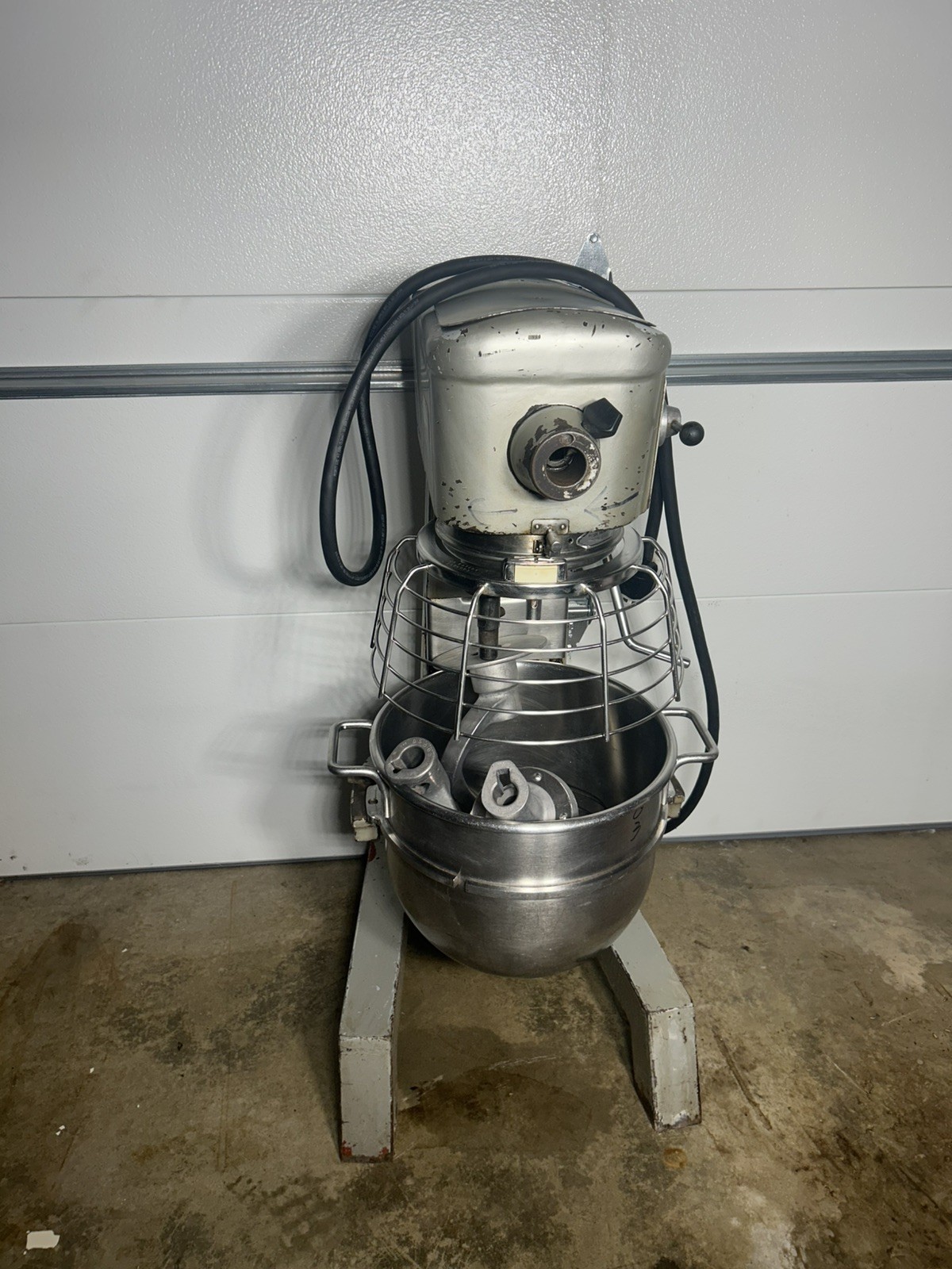 Hobart D-300 Mixer 30qt Bowl Pizza Dough Hook Paddle Whisk 3/4HP 3PH Hobart D-300 Mixer 30qt Bowl Pizza Dough Hook Paddle Whisk 3/4HP 3PH
