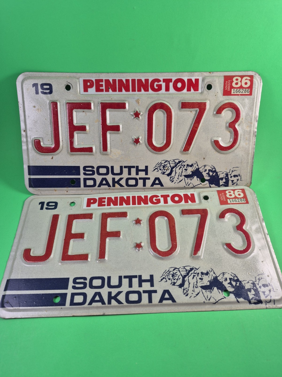 MATCHING PAIR 1981-1986 SOUTH DAKOTA LICENSE PLATES - EXPIRED - MOUNT RUSHMORE.