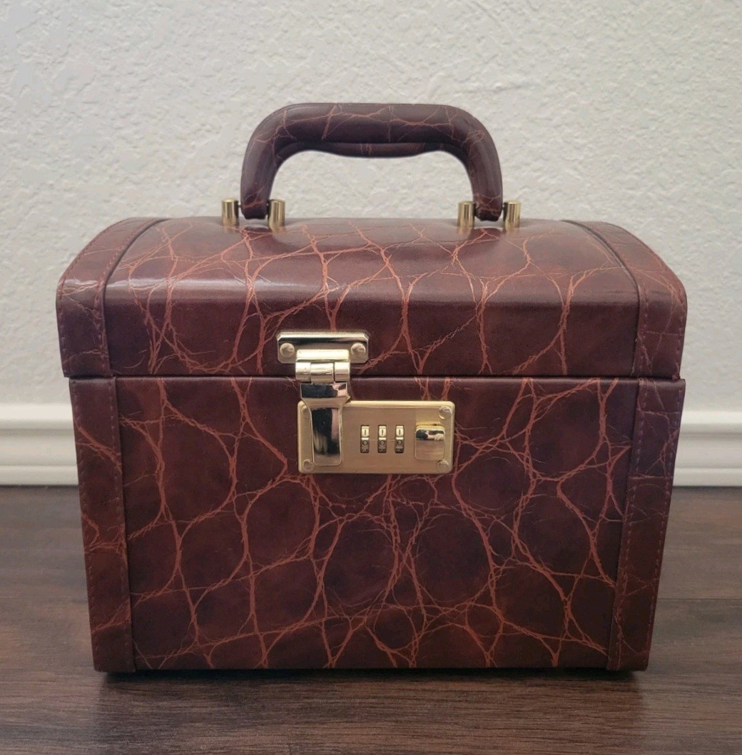 Vintage Dillard's Faux Crocodile Embossed Leather Cosmetic Jewelry Train Case Vintage Dillard's Faux Crocodile Embossed Leather Cosmetic Jewelry Train Case