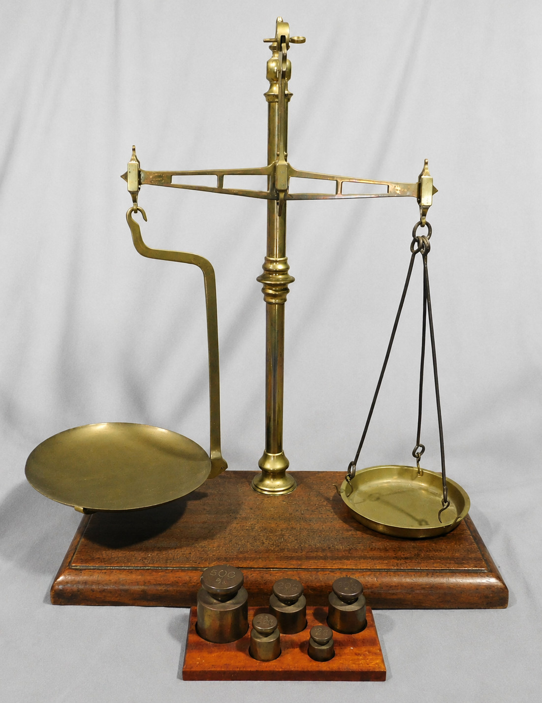 Antique W&T Avery Brass Balance Scale Birmingham England c1900 Weights mahogany