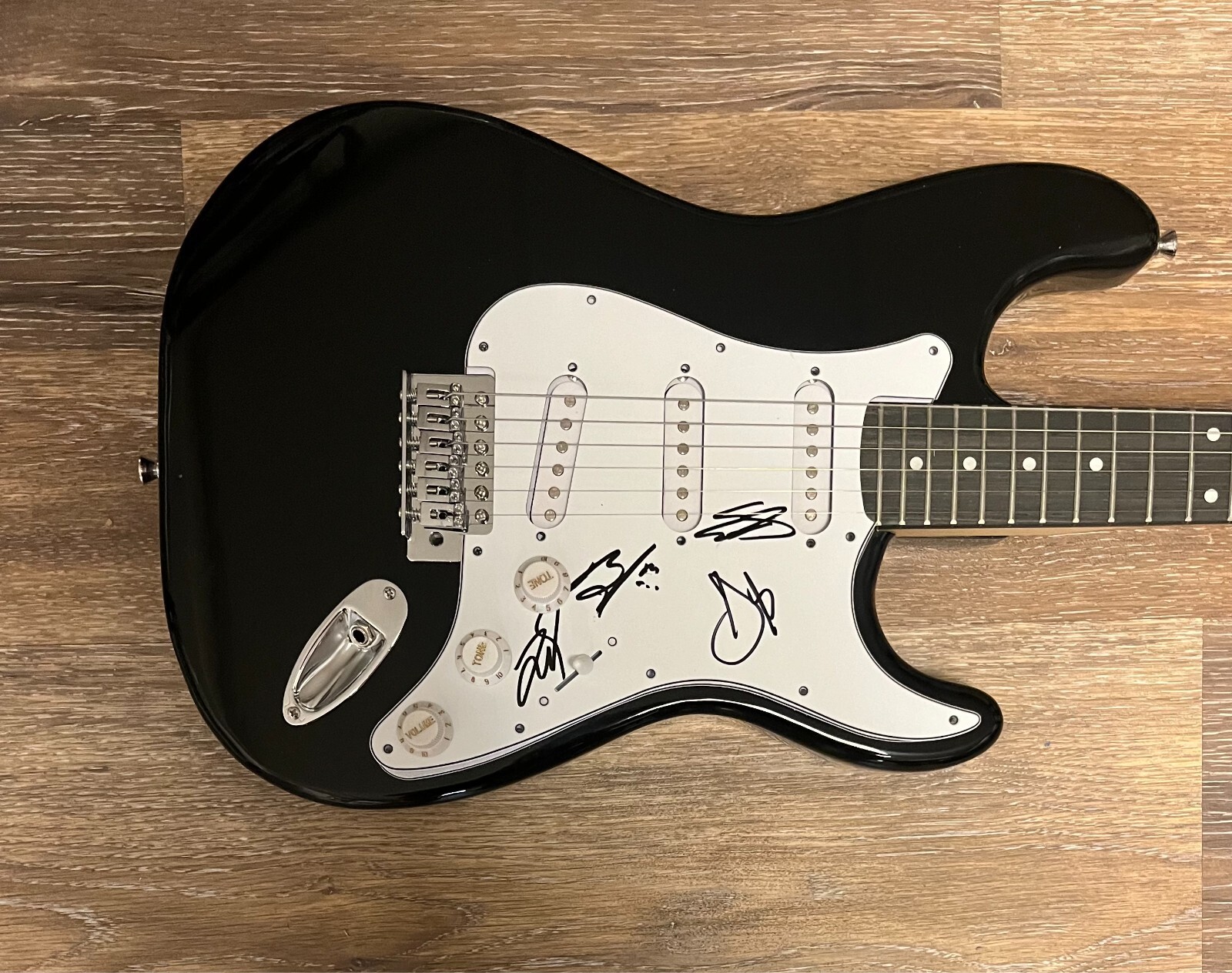 * SHINEDOWN * signed electric guitar * BRENT SMITH, ZACH, BARRY & ERIC *