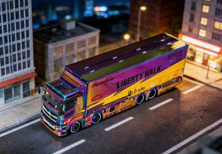 GCD 1/64 LB TRUCKS Fuso Super Great Chameleon Chrome Diecast Model