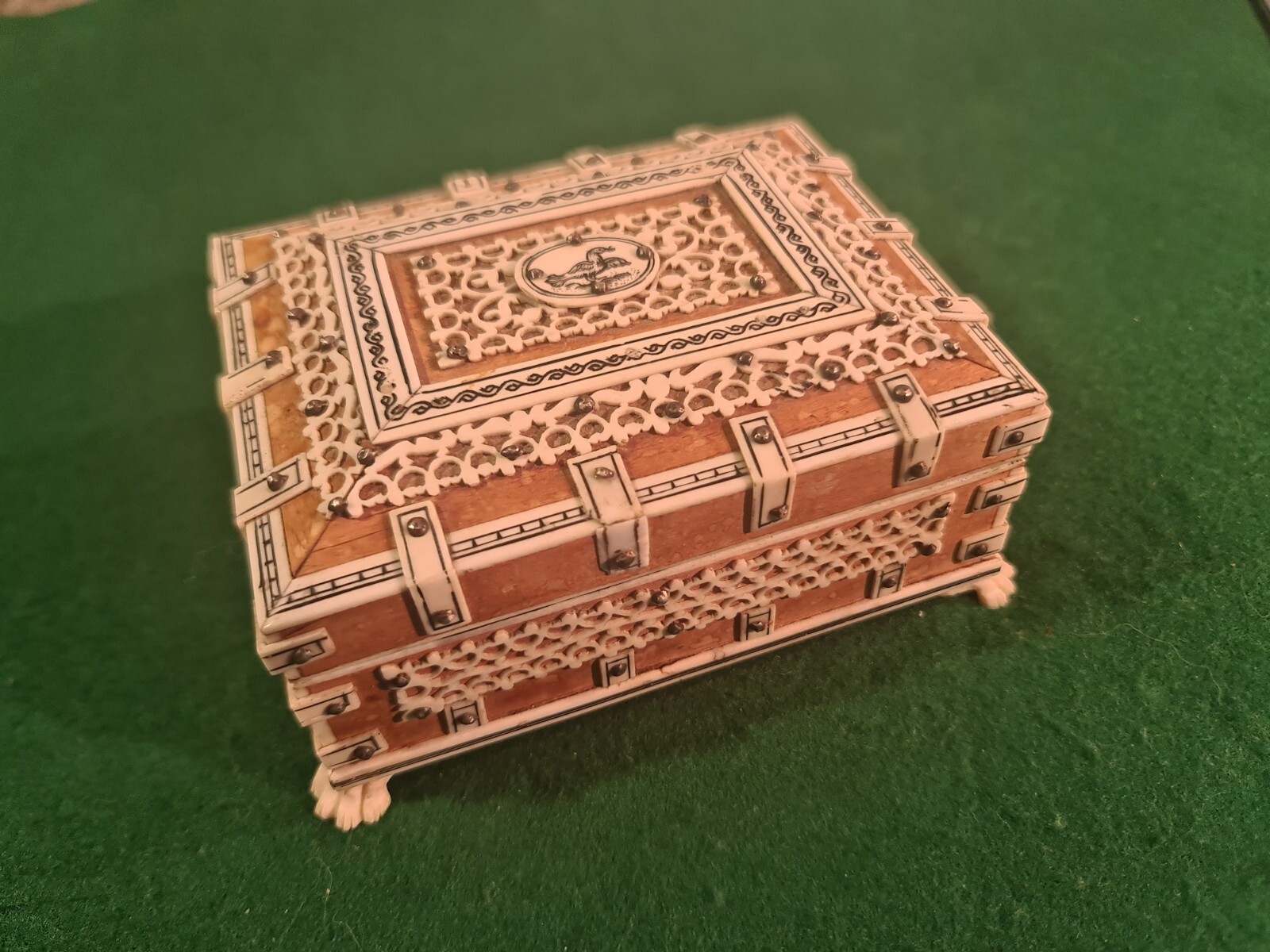 SUPERB LATE VICTORIAN DECORATED SANDALWOOD ANGLO-INDIAN TABLE BOX c1985