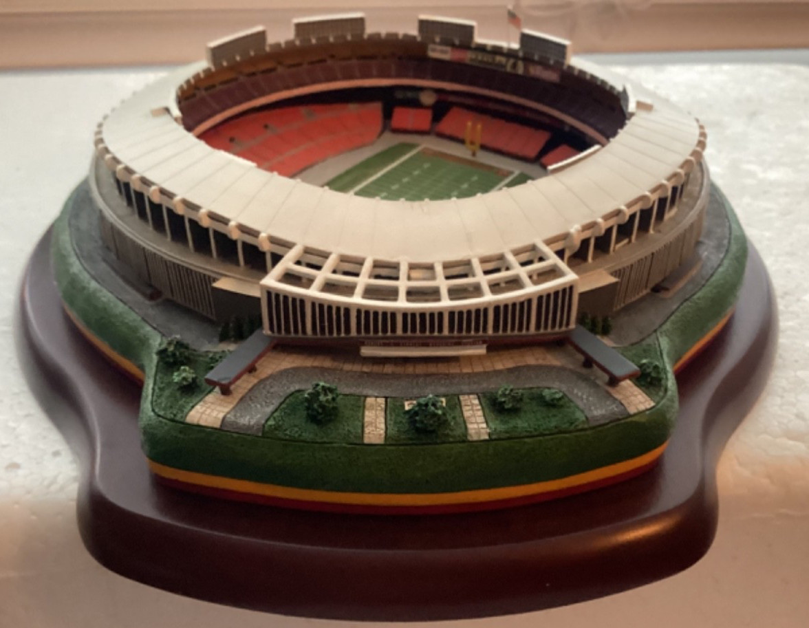 DANBURY MINT WASHINGTON REDSKINS ROBERT F KENNEDY MEMORIAL STADIUM FIGURIN NWOB.