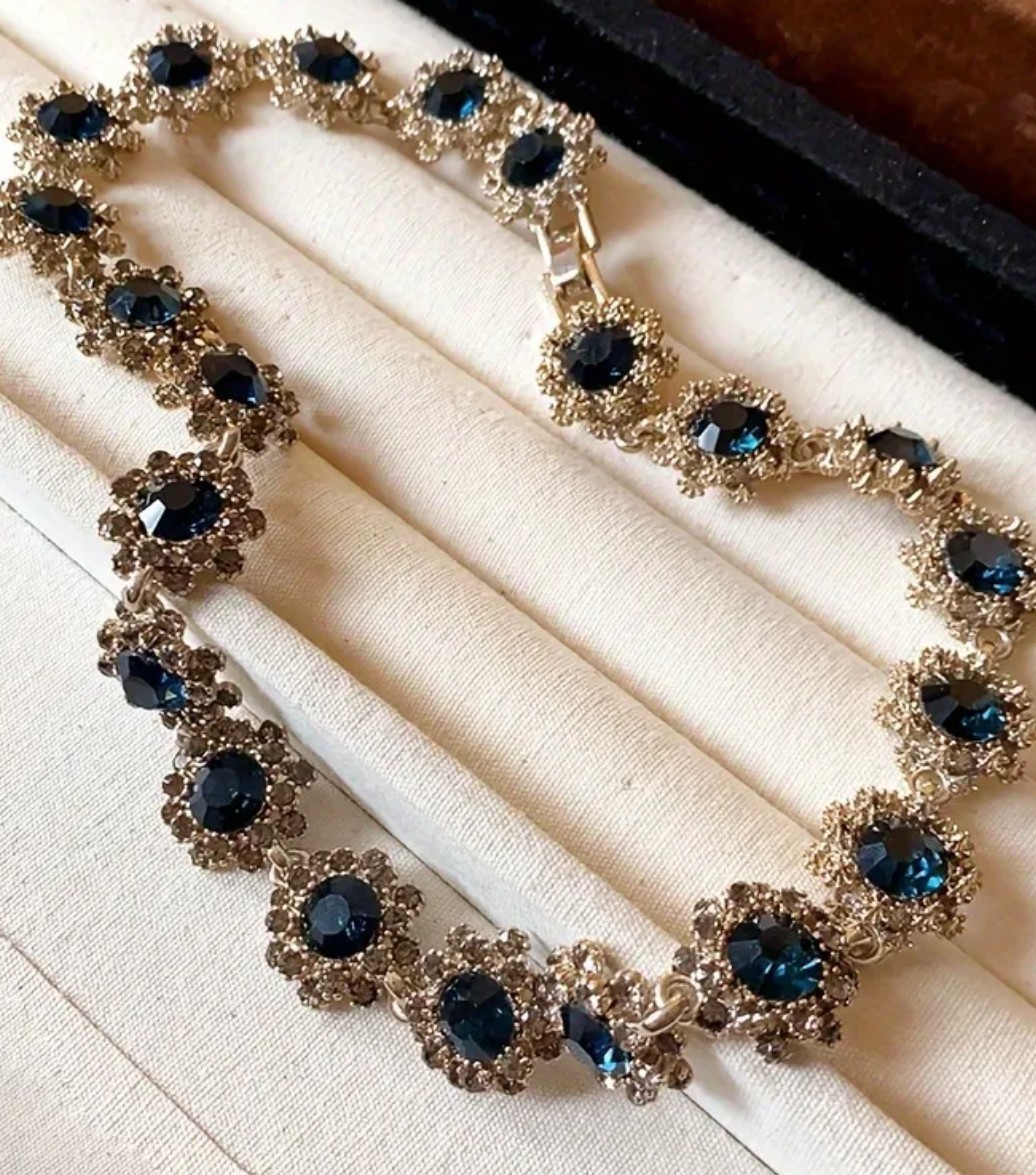 A Luxurious Vintage Court-style Multi-layered Floral Pattern Necklace