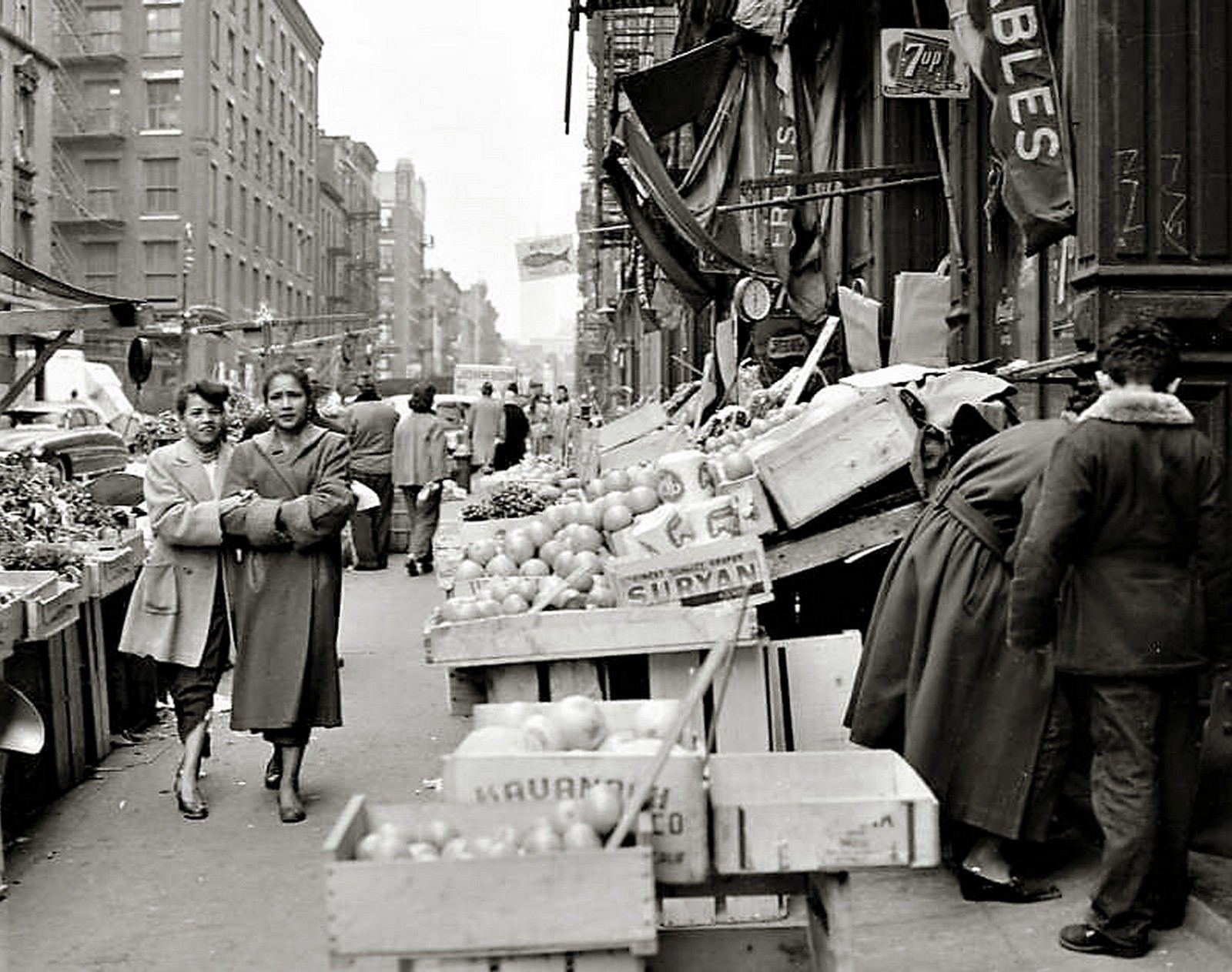 1950s MOTT STREET New York City SIDEWALK VENDORS Photo  (212-g)