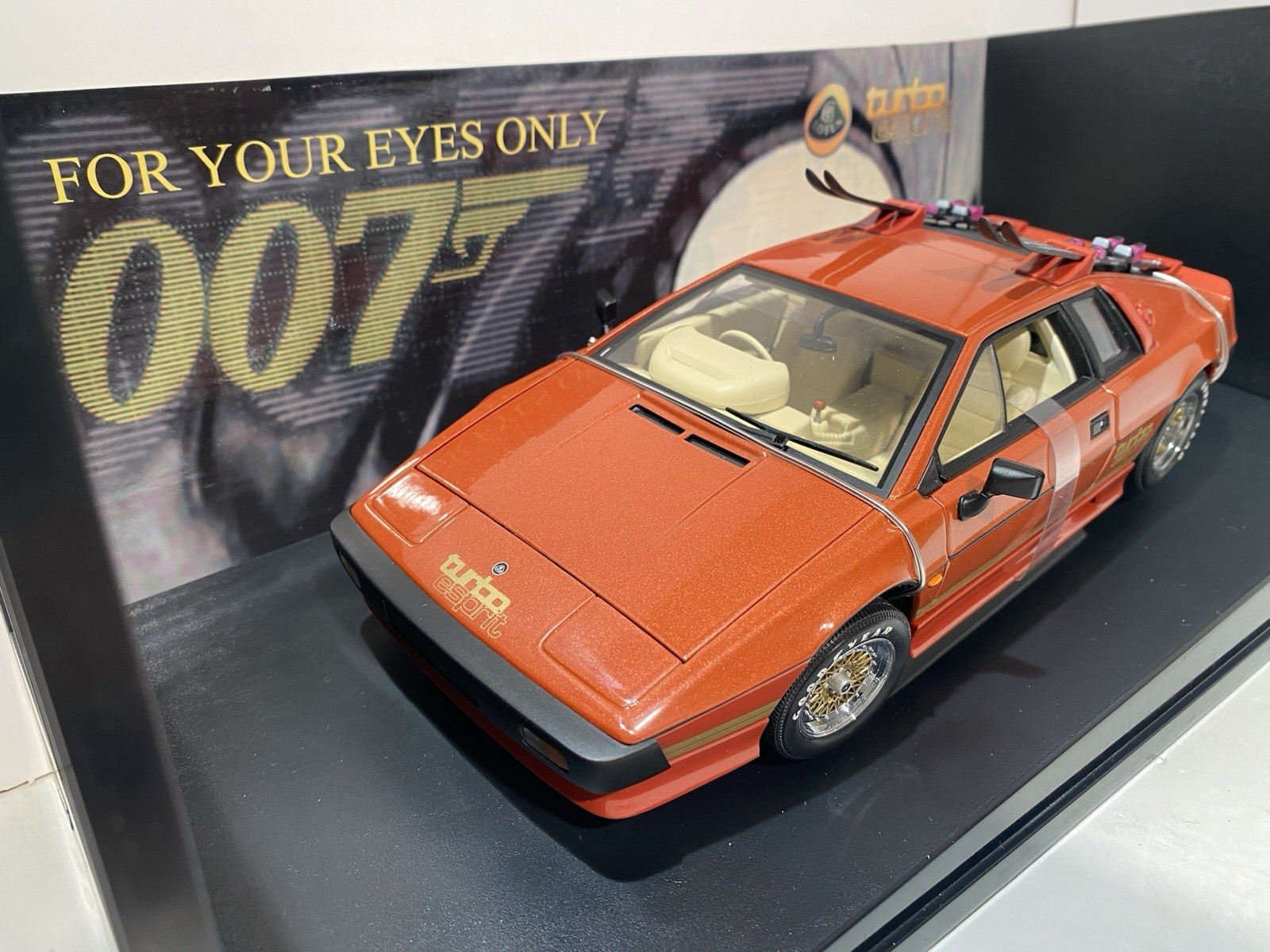 AUTOART 1:18 JAMES BOND LOTUS ESPRIT TURBO SKIS FOR YOUR EYES ONLY 70060 V. RARE