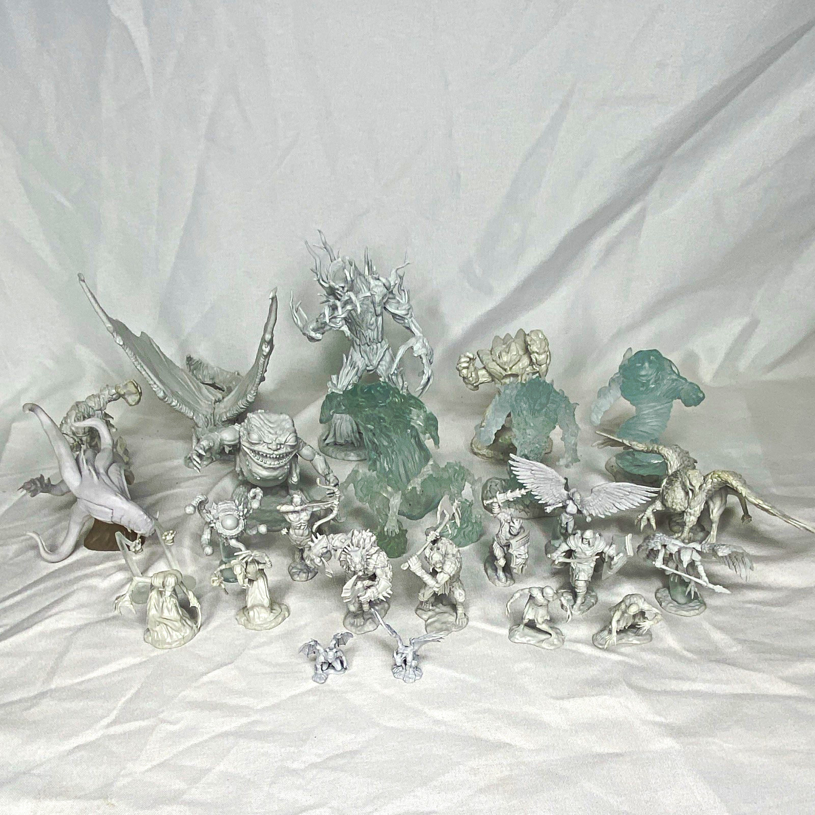 WizKids Dungeons & Dragons Unpainted Miniatures Bulk Lot of 28 w/ Bases