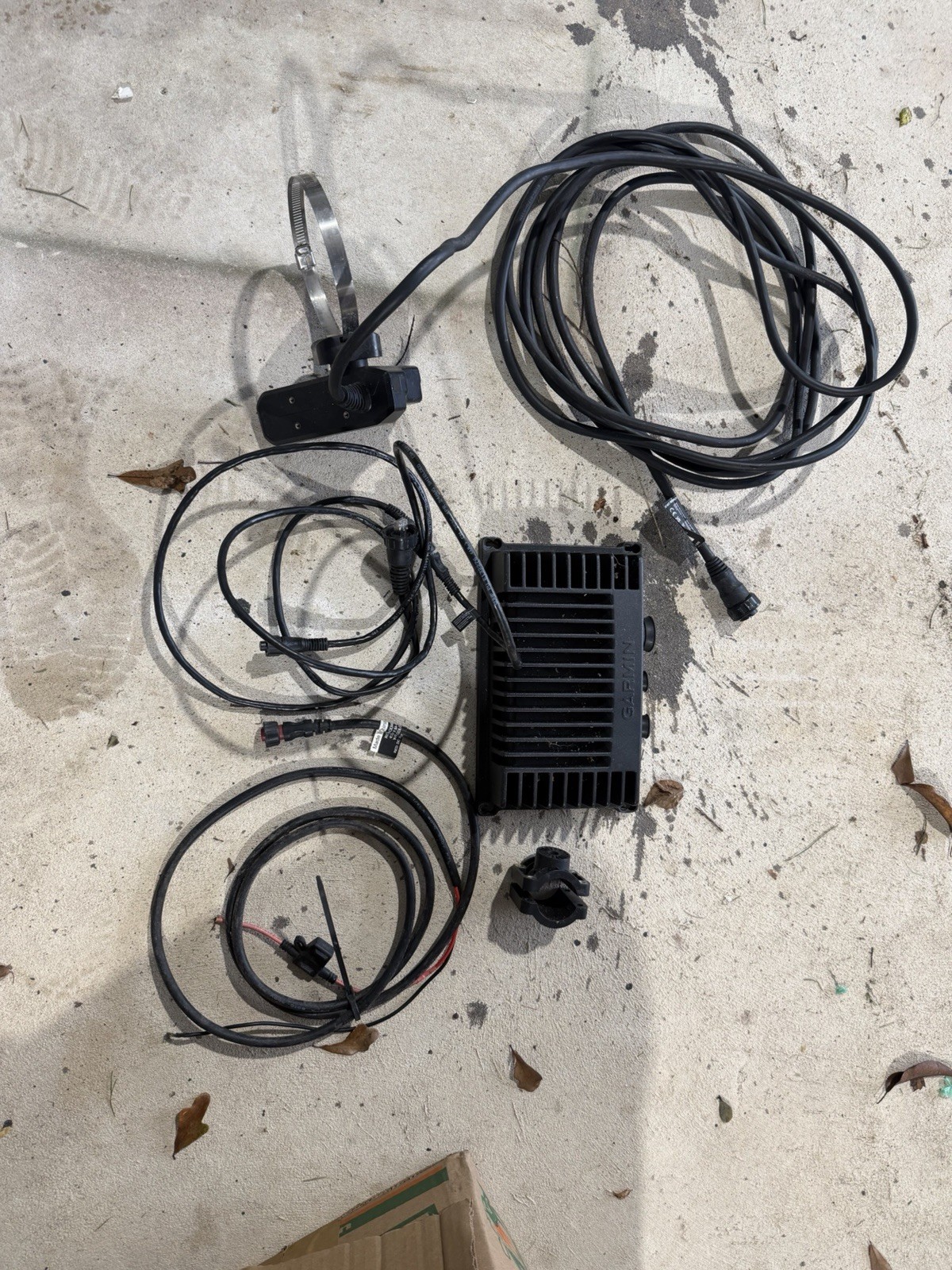 Garmin Panoptix LiveScope LVS 32 and GLS 10 Garmin Panoptix LiveScope LVS 32 and GLS 10