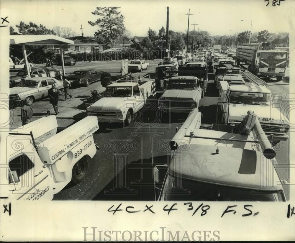 1974 Press Photo Refrigeration trucks lined up at Shell Service Station