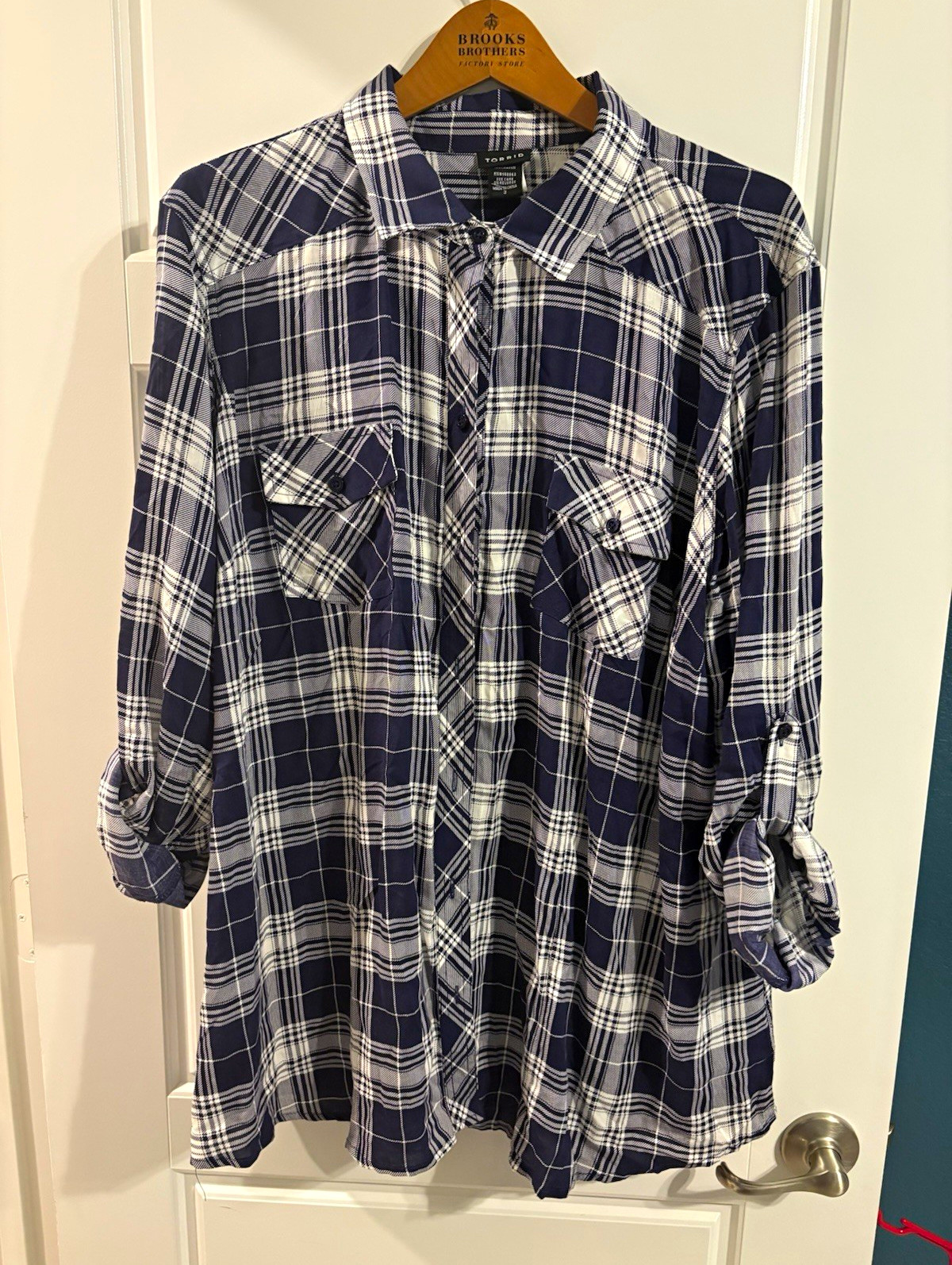 Torrid Women\'s Plus 3X Blue/White Plaid Rayon Roll Tab Long Sleeve Button-Up