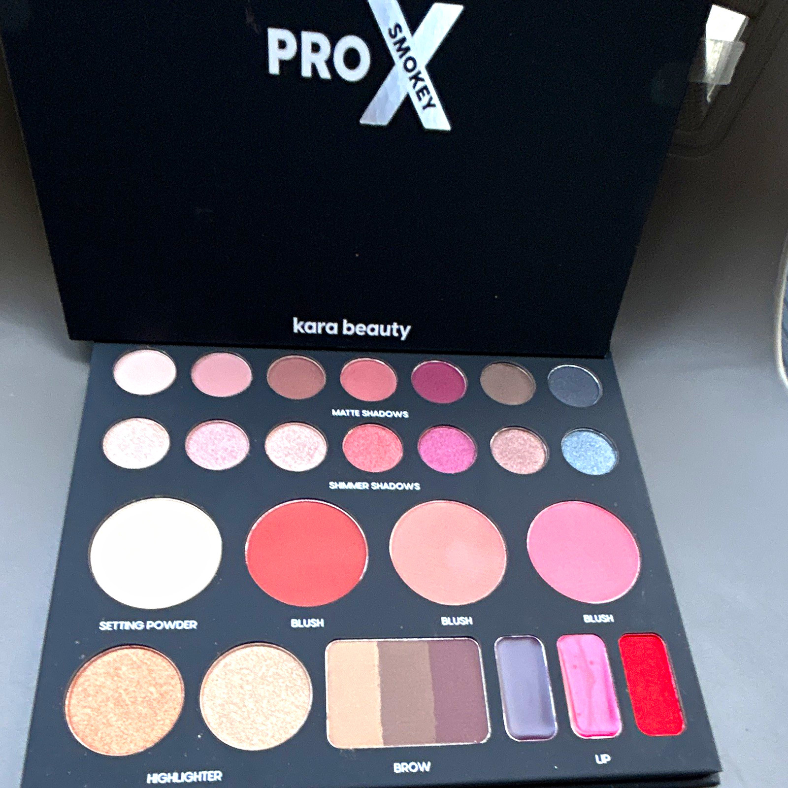 Kara Beauty PRO X Smokey Pressed Powder Palette Set Matte/Shimmer, Multicolor