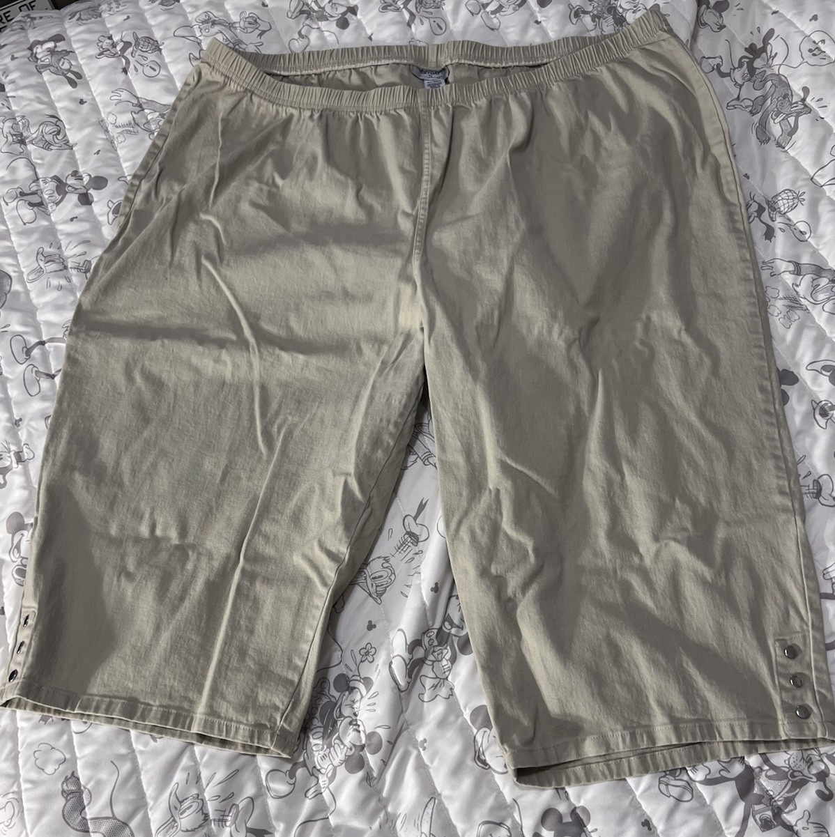 Women’s Plus 4X 30/32W, CATHERINES Everyday Fit Khaki Capris, Photo MEASUREMENTS