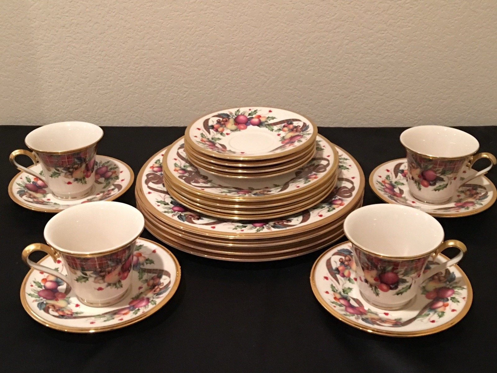 LENOX ~ HOLIDAY TARTAN ~ SERVICE FOR 4 ~ TOTAL 20 PCS.