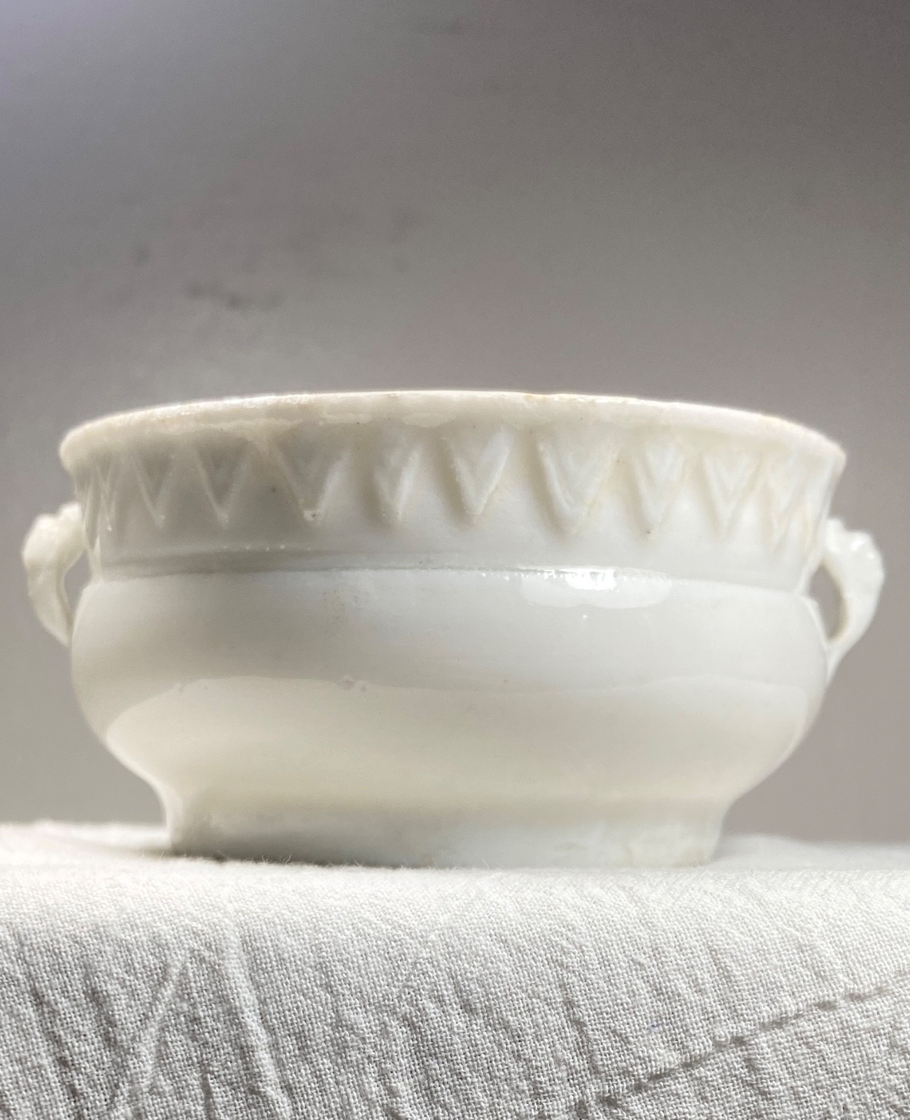 ANTIQUE CHINESE MING BLANC DE DEHUA PORCELAIN WHITE GLAZE CENCER BURNER
