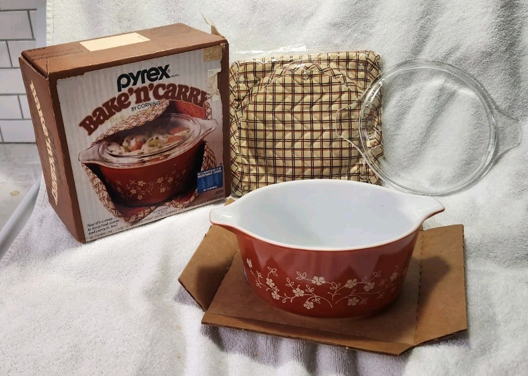 VTG PYREX BAKE N CARRY TRAILING FLOWER 1.5 QUART CASS LID QUILTED COZY 474-B NOS VTG PYREX BAKE N CARRY TRAILING FLOWER 1.5 QUART CASS LID QUILTED COZY 474-B NOS