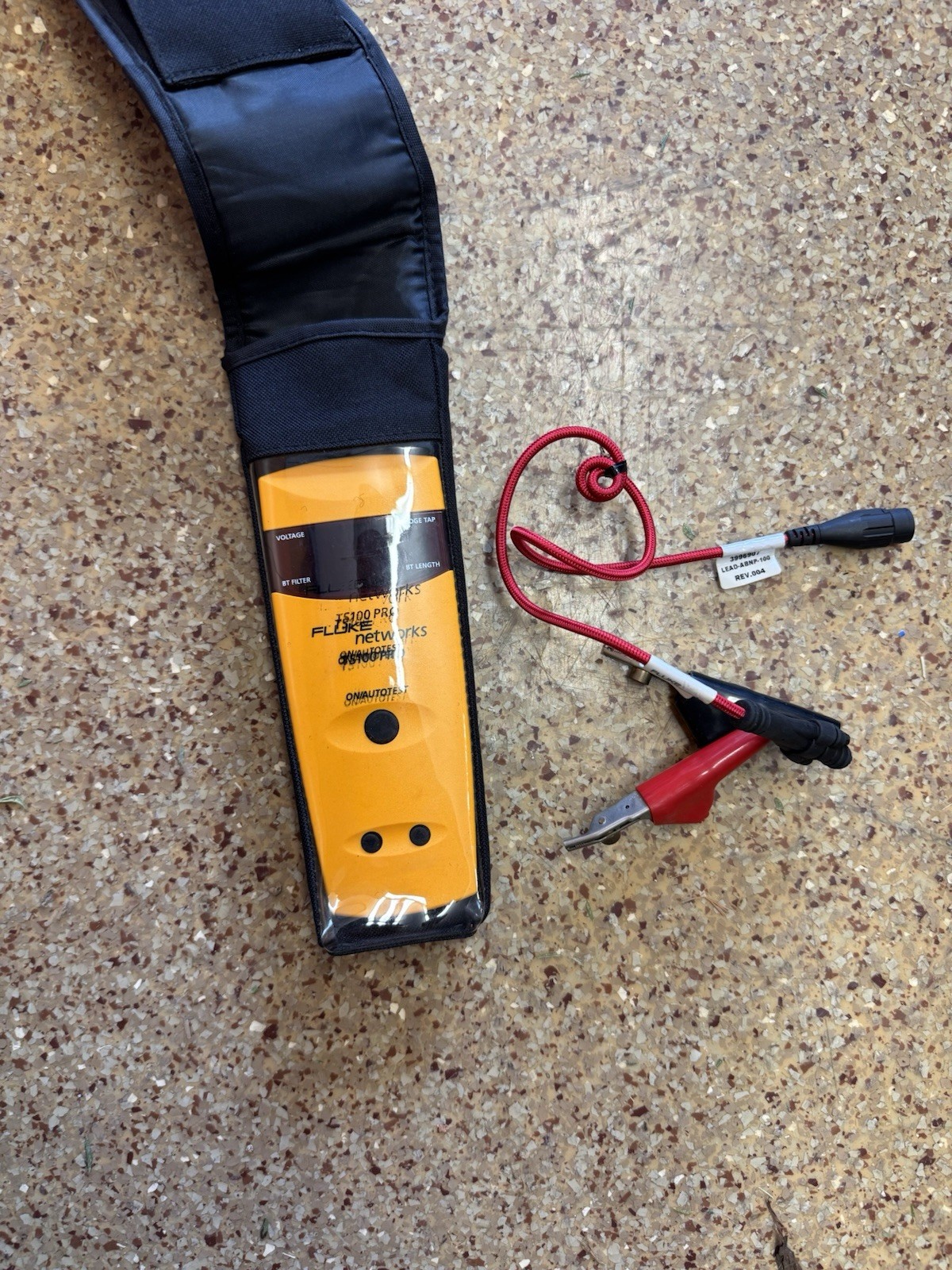 Fluke Networks TS100 PRO RJ11 Cable Tester w/ Case Carrying Pouch & Test Leads