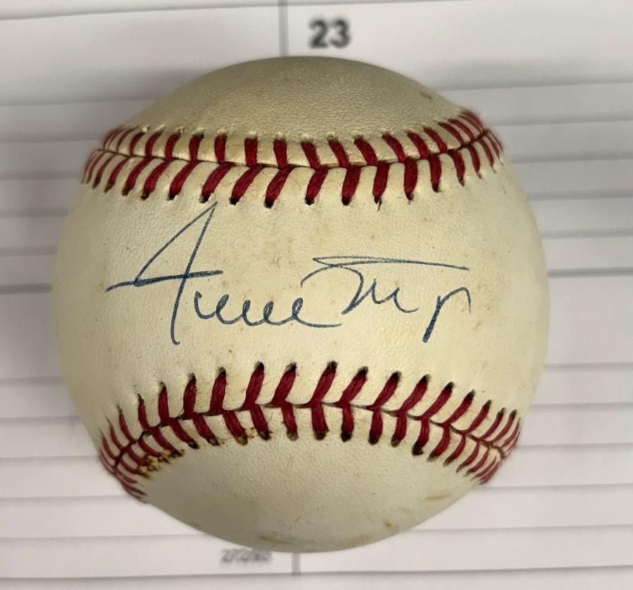 Willie Mays Autograph Baseball - Clean Signature on Sweet Spot - Willie Mays Autograph Baseball - Clean Signature on Sweet Spot -