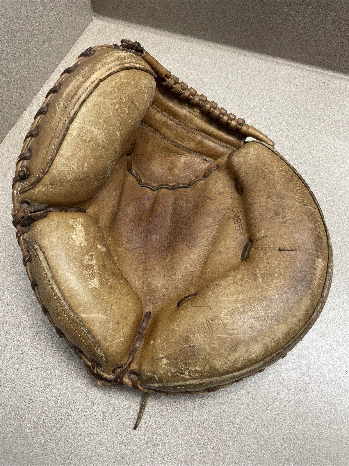 Nokona Pro-Line CM85 Chief Tan Baseball Catchers Mitt Right Hand Throw 33.5 VNT Nokona Pro-Line CM85 Chief Tan Baseball Catchers Mitt Right Hand Throw 33.5 VNT