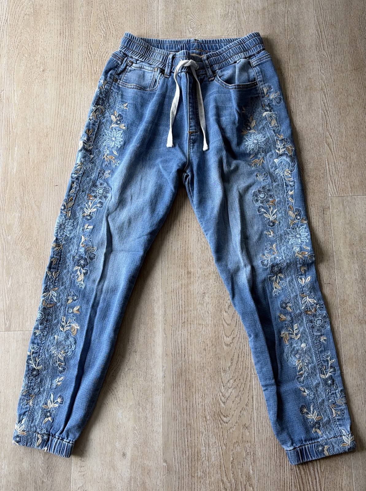 Sundance Driftwood Embroidered Denim Jogger Pull On Jeans AWESOME 