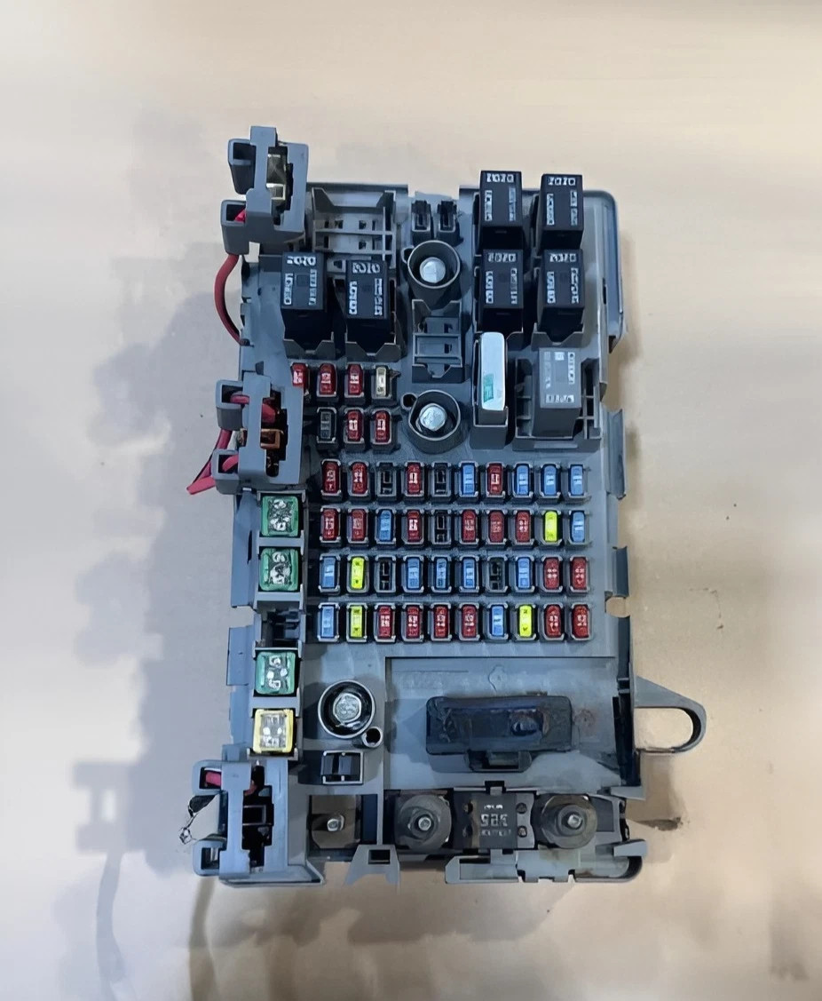 2003-2007 Chevy Express Van 1500 2500 3500 Engine Fuse Box Assembly OEM