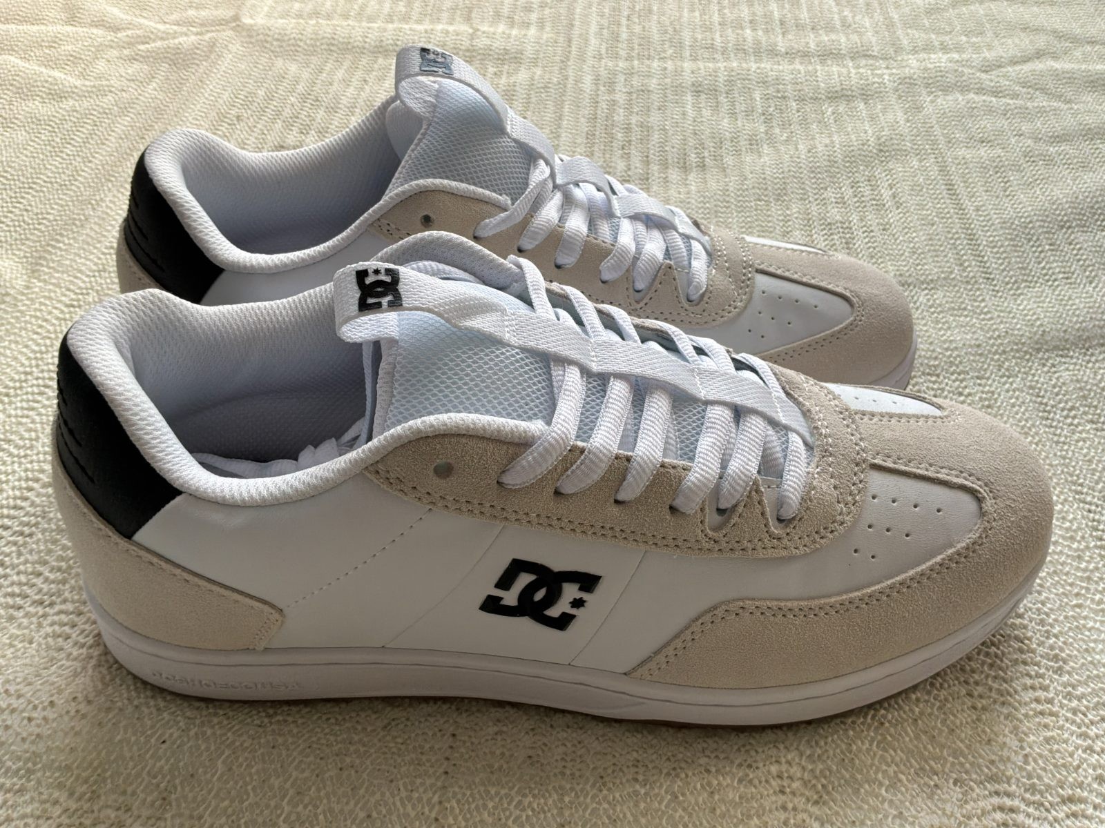 DC Shoes Astrix Men\'s Size 11.5 White Black Gum Leather Suede Skate Sneakers NEW