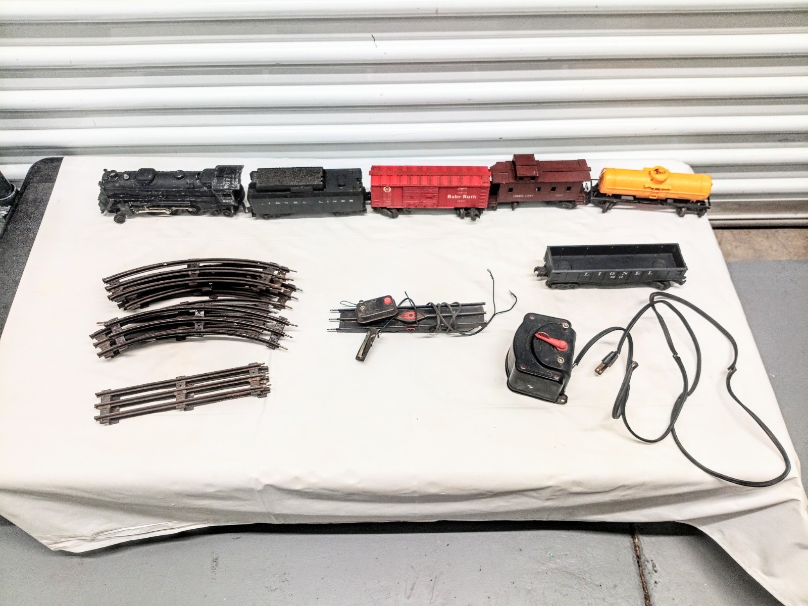 Vintage 1950's Lionel Train Steam Engine 2037+ 5 Cars,Rail,Motor. Untested As Is Vintage 1950's Lionel Train Steam Engine 2037+ 5 Cars,Rail,Motor. Untested As Is