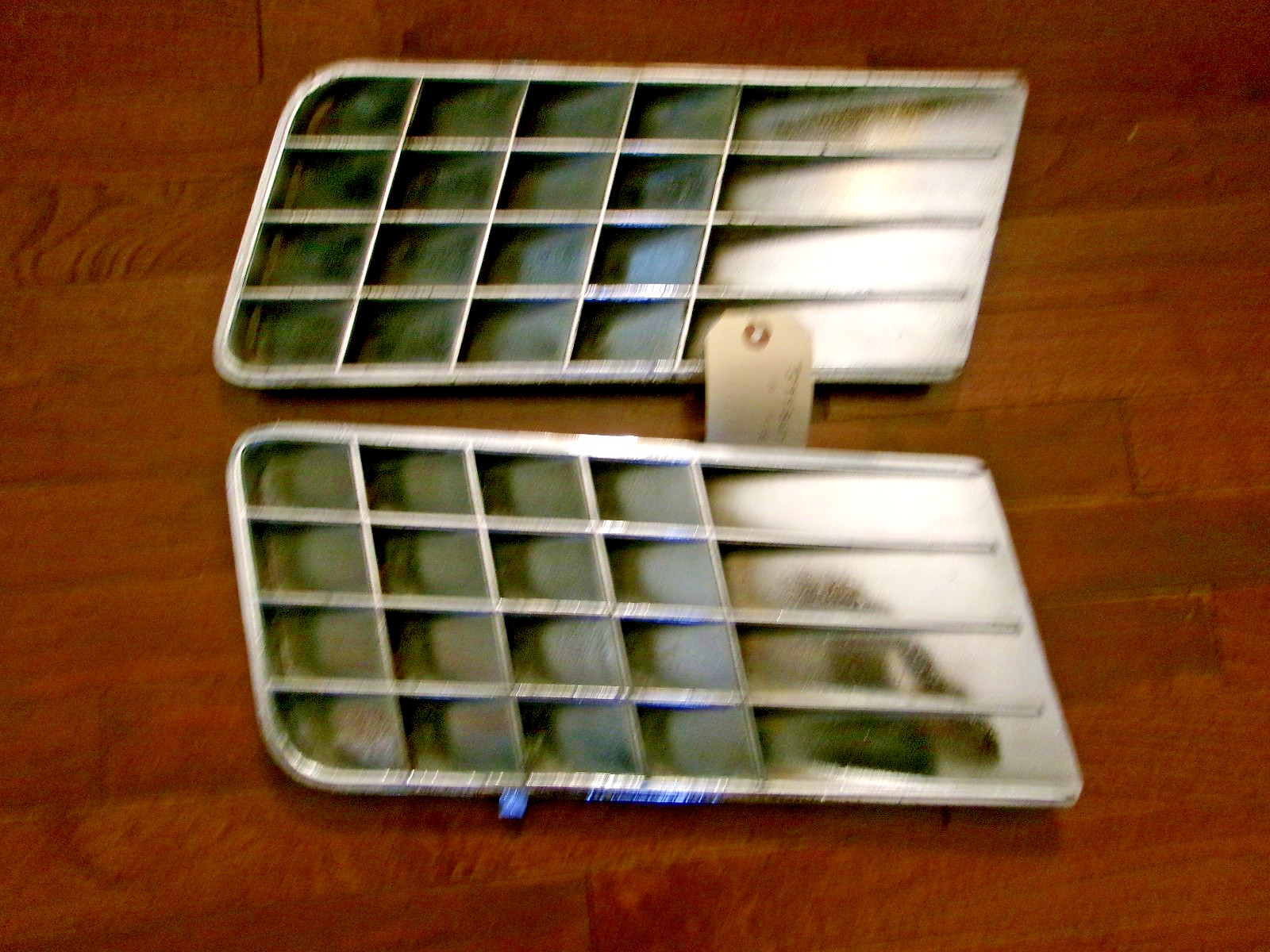 C-3 CORVETTE 1970-1972 SIDE FENDER GRILLS EGG CRATES R & L ORIGINAL G.M.