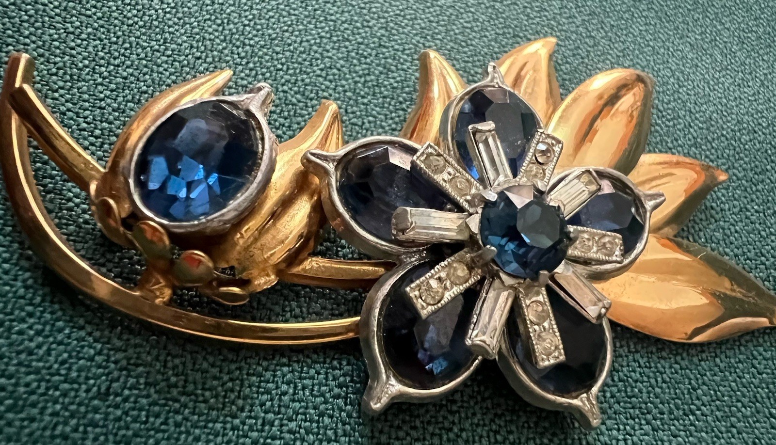 FABULOUS PENNINO UNSIGNED GORGEOUS VTG BROOCH BLUE CRYSTAL STONES GOLDEN LEAVES