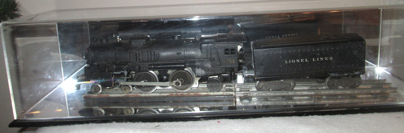 Vintage Lionel O Gauge 8304 Locomotive And Lionel Lines Tender