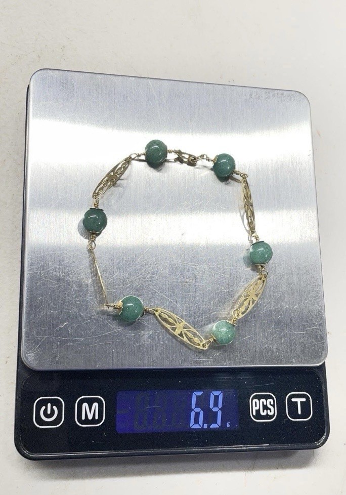 Solid 17k yellow gold bracelet with 6 beautiful natural green aventurine quartz Solid 17k yellow gold bracelet with 6 beautiful natural green aventurine quartz