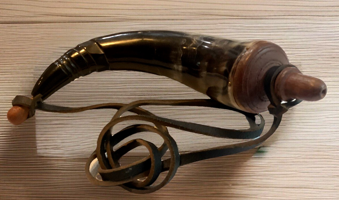 MUZZLER LOADER-MOUNTAIN MAN BLACK POWER HORN W/ LEATHER STRAP 14” 1960’s MUZZLER LOADER-MOUNTAIN MAN BLACK POWER HORN W/ LEATHER STRAP 14” 1960’s