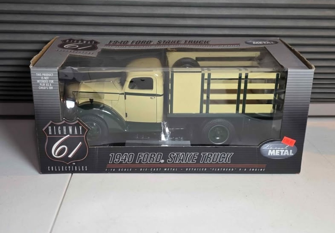 Highway 61 1940 Ford Stake Truck 1:18 Scale New in Box