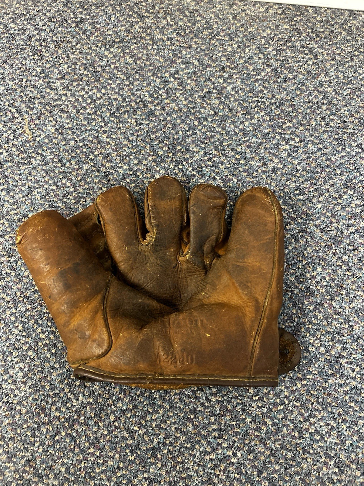 WILSON-VERY OLD ANTIQUE 1930\'s-40\'s SPLIT FINGER GLOVE BRASS BUTTON WILSON-VERY OLD ANTIQUE 1930\'s-40\'s SPLIT FINGER GLOVE BRASS BUTTON
