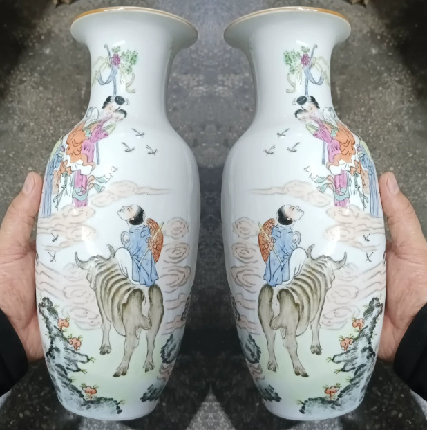 A PAir Fine Chinese Collectable Art Hand  Famille Rose Porcelain Figure Vase