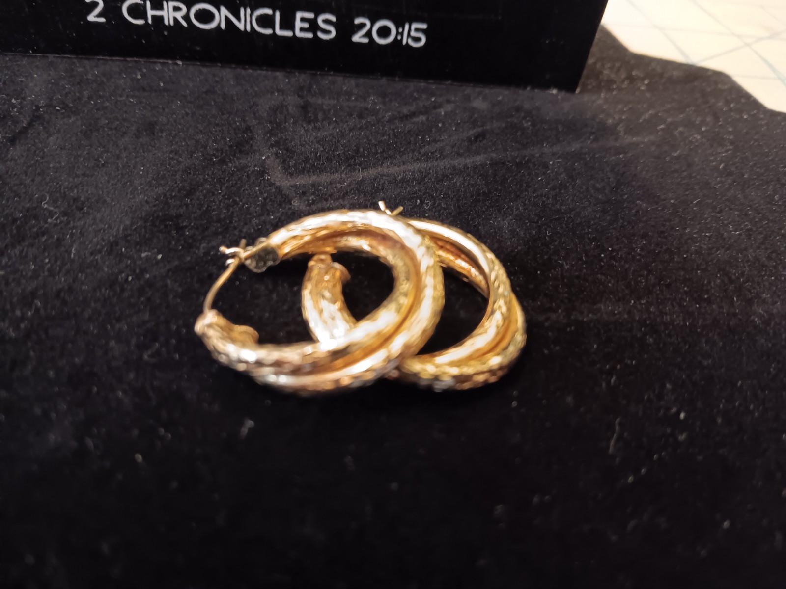 14kt gold double hoop textured earrings in good condition 1 inch round 14kt gold double hoop textured earrings in good condition 1 inch round