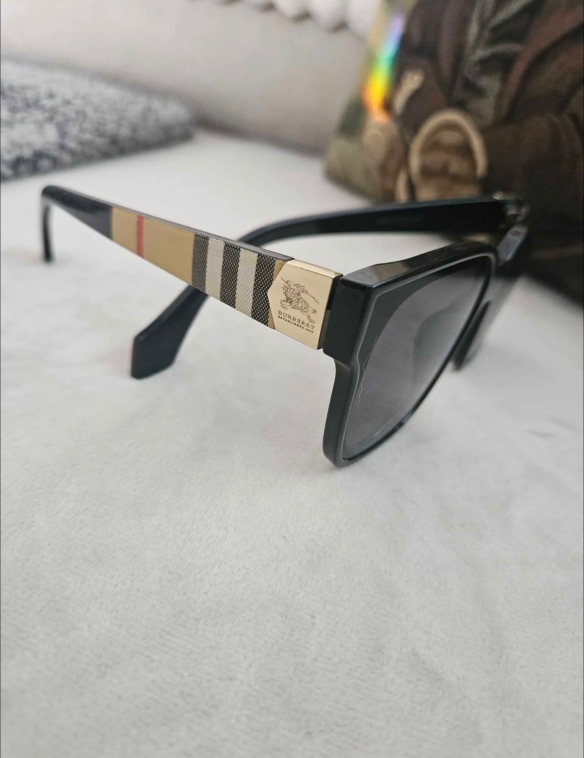 black burberry sunglasses unisex gold and black striped details on arms