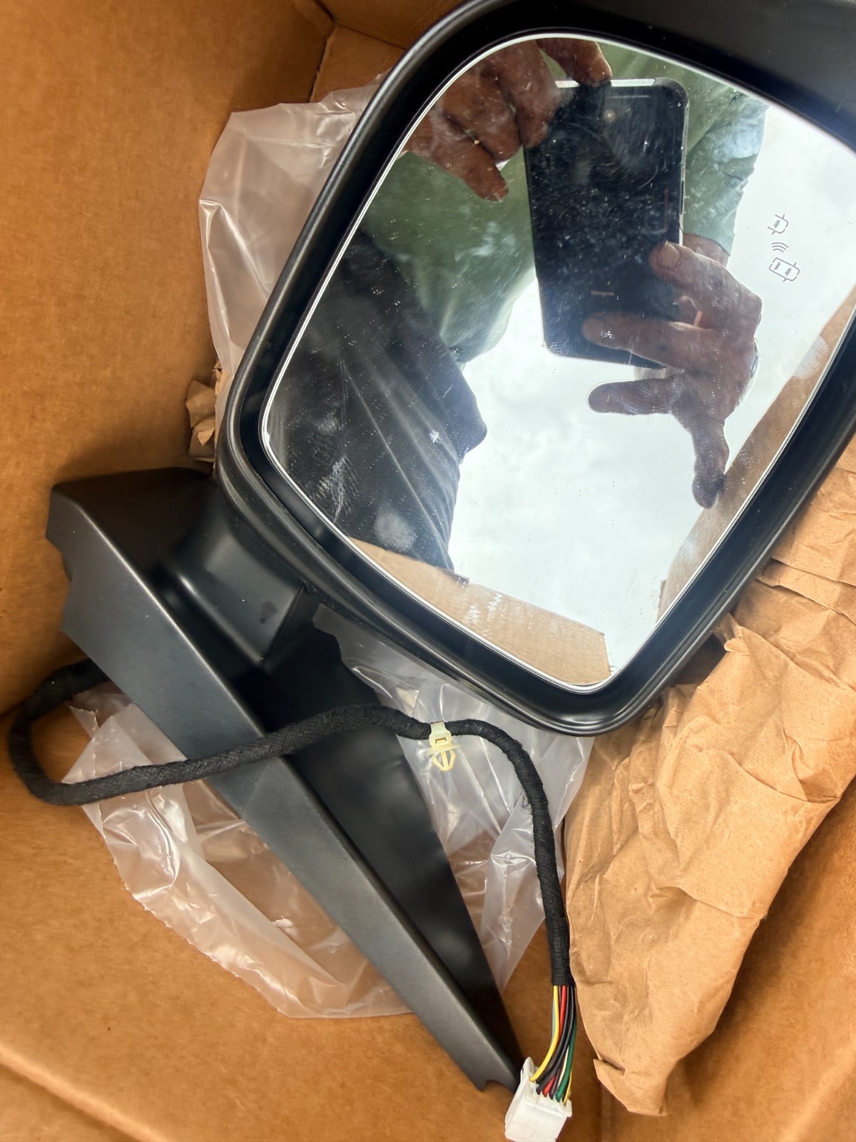 2026 2027 KIA TELLURIDE MIRROR W/ BLIND SPOT W/CAMERA LEFT 67610-P8070 OEM 2026 2027 KIA TELLURIDE MIRROR W/ BLIND SPOT W/CAMERA LEFT 67610-P8070 OEM