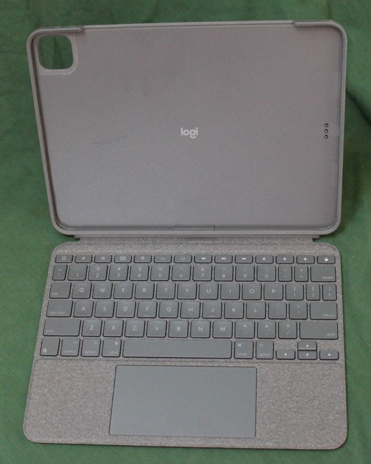 Logitech Combo Touch for iPad Pro 11”, Gen 1-4, barely used, Grey, Have 13