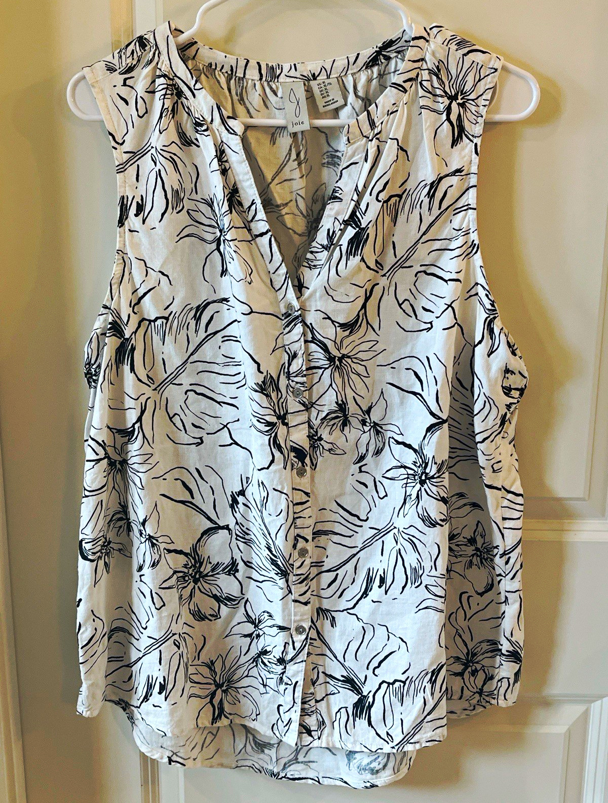 Joie Women’s XL White/Black Floral V-Neck Sleeveless Button Front Woven Blouse Joie Women’s XL White/Black Floral V-Neck Sleeveless Button Front Woven Blouse