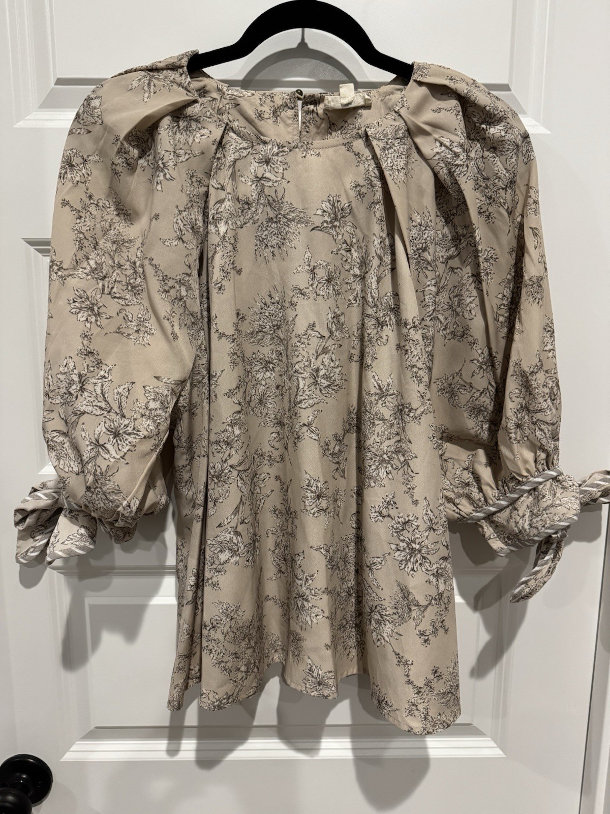 ENTRO Boutique Floral Top Size L / Large 3/4 Sleeve With Bow ENTRO Boutique Floral Top Size L / Large 3/4 Sleeve With Bow