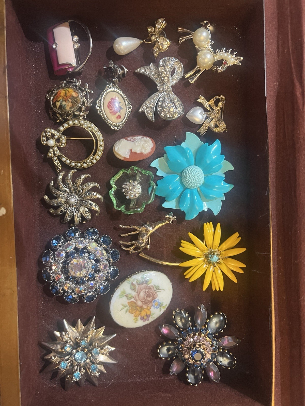 VNTG Brooch/Pin Lot-Signed/Unsigned Trifari Caro Gold Filled & Plated 19 Pieces