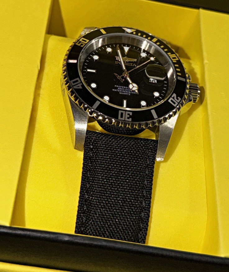 Invicta Pro Diver Men’s Quartz 40mm 200m Date Black dial leather lining with box Invicta Pro Diver Men’s Quartz 40mm 200m Date Black dial leather lining with box