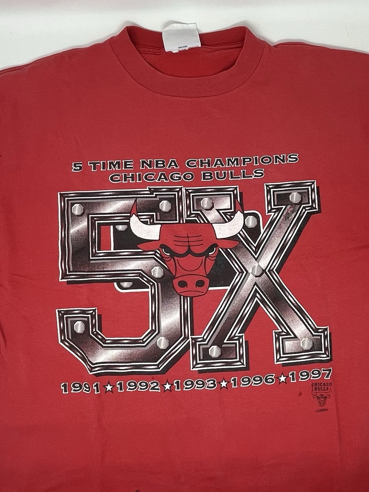 Vintage 1997 Chicago Bulls NBA Logo Athletic NBA Champs T Shirt Flaws (L)