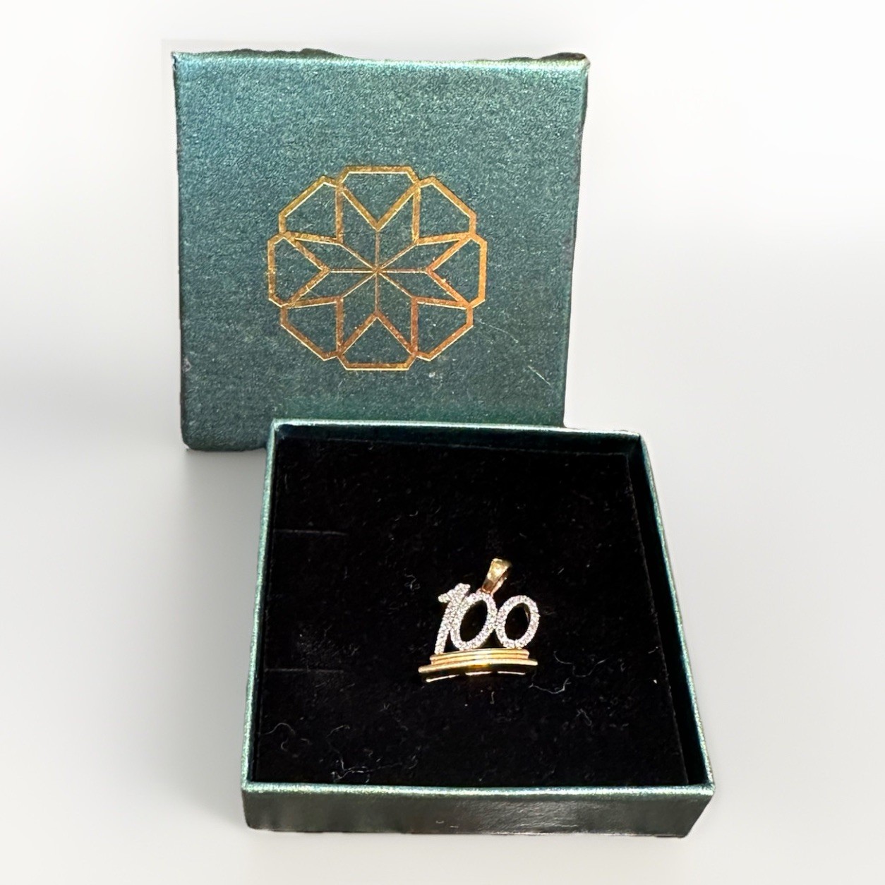 Gold PENDANT STUNNING 10K YG DIAMOND CLUSTER 100 0.20 tcw 1.83 grams Gold PENDANT STUNNING 10K YG DIAMOND CLUSTER 100 0.20 tcw 1.83 grams