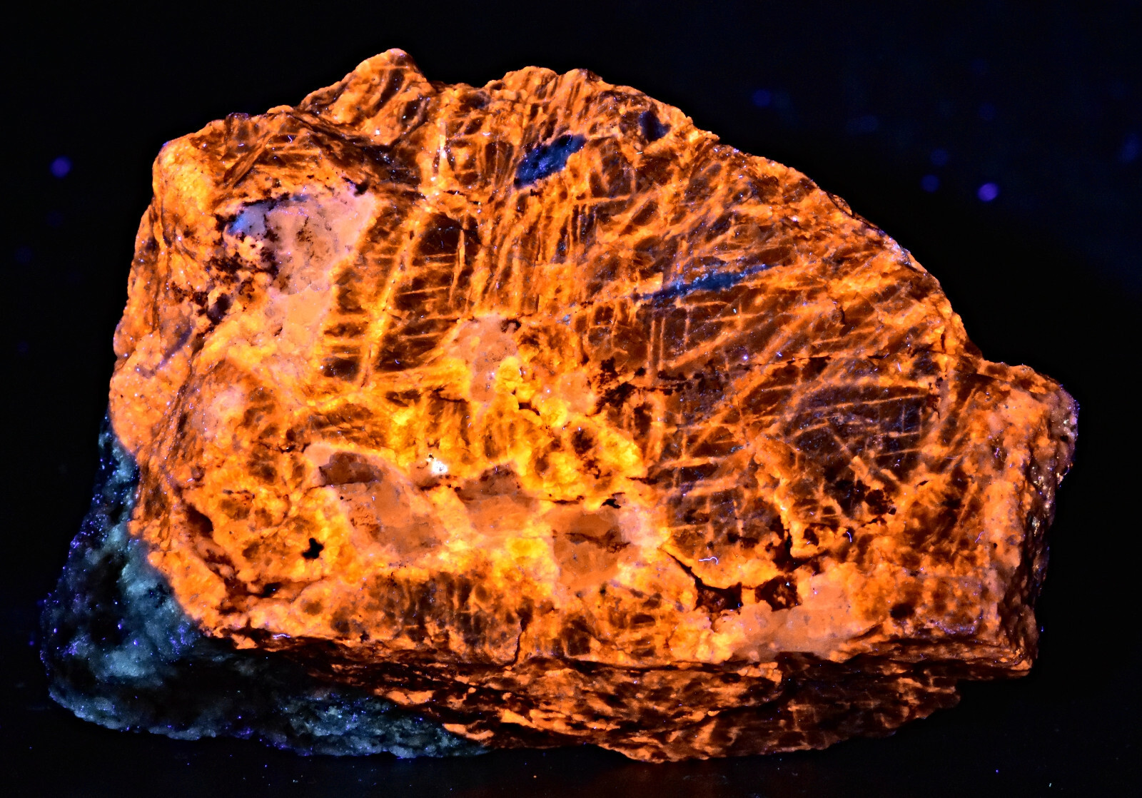 Beautiful Fluorescent Sodalite Specimen 143 Gram